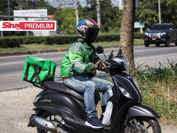 Khidmat penghantaran makanan secara dalam talian seperti Foodpanda, Deliveroo, Uber Eats dan Grab Food berkembang pesat. -Foto 123rf