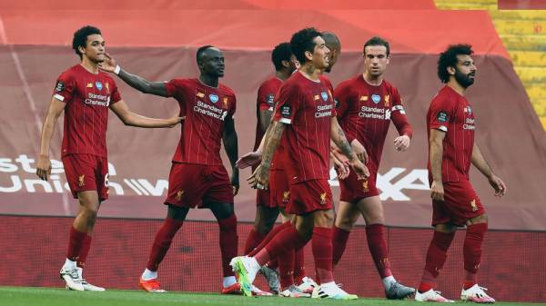 Alexander-Arnold (kiri) diraikan rakan-rakan sepasukannya selepas meledak gol sulung Liverpool di Anfield awal pagi tadi.