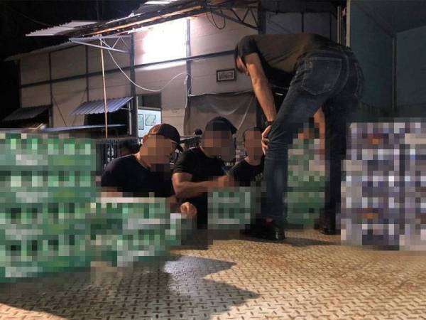 Sebanyak 12,960 tin minuman keras dirampas di Bukit Tinggi, Klang, kelmarin.