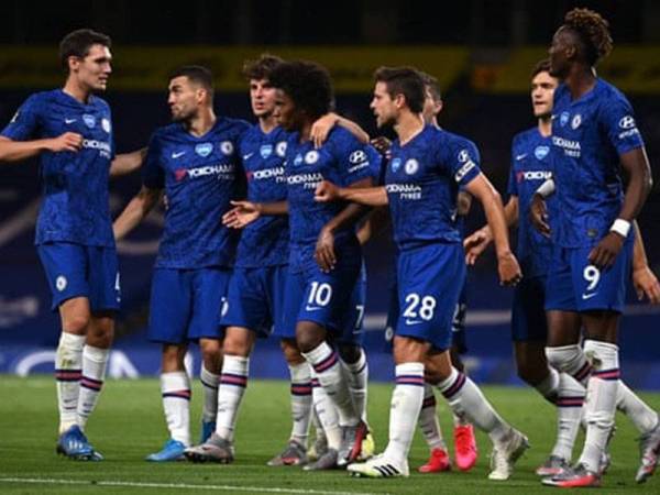 Barisan pemain Chelsea meraikan jaringan Willian (tengah) ketika aksi menentang City di Stamford Bridge awal pagi tadi. - Foto : gettyimages