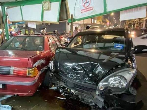 Keadaan kereta Perodua Myvi remuk selepas merempuh kedai makan malam tadi.