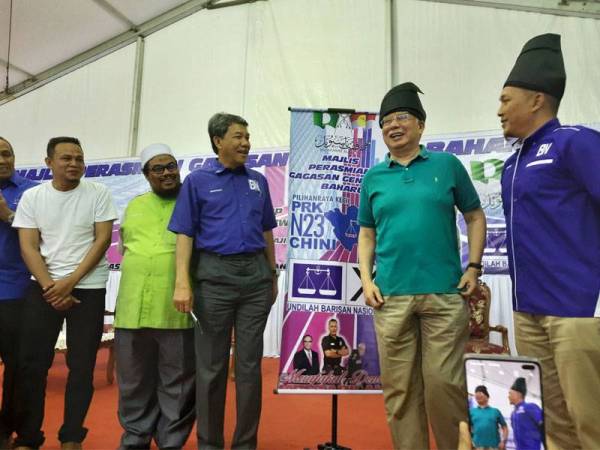 Mohd Sharim (kanan) bersama Najib (dua dari kiri) merasmikan Program Perasmian Jentera Gagasan Generasi Baru Muafakat Nasional DUN Chini di Dewan Dara Chini hari ini.