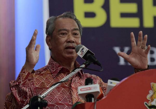 Muhyiddin berucap pada Majlis Pemimpin Bersama Rakyat di Dewan Serbaguna Bukit Gambir hari ini. -Foto Bernama