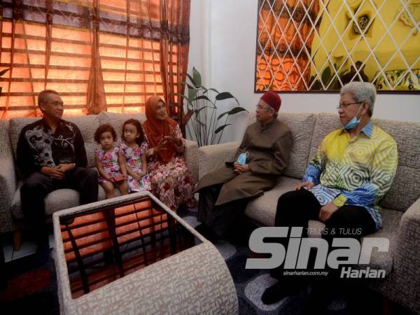 Zulkifli (dua dari kanan) beramah mesra dengan Siti Zauyah Din, 56, (empat dari kiri) di Teluk Air Tawar hari ini.