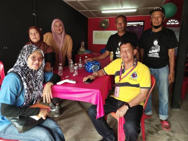 Tengku Zainul Hisham bersama jenteranya singgah di bilik gerakan sebelum meneruskan jadual kempen menziarahi pengundi.