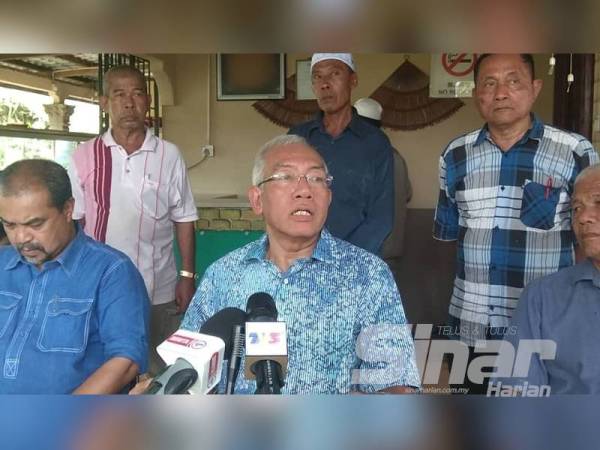 Mahdzir (tengah) selepas menyertai program ziarah kasih ke rumah warga emas Rohman Salleh di Felda Chini Timur 2.