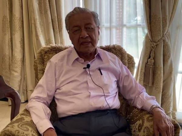 Mahathir dalam siaran langsung Facebook Live sebentar tadi.