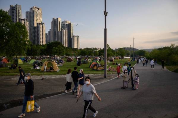 Pemakaian pelitup muka telah diwajibkan kepada seluruh penduduk Korea Selatan. - Foto: AFP