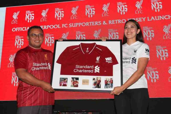 Amirudin (kiri) antara figura penting yang merupakan penyokong setia Liverpool.