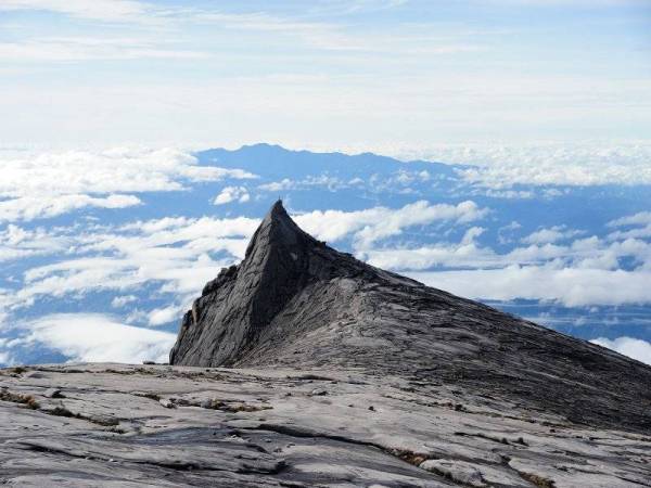 Seramai 88 pendaki termasuk 10 pengamal media tidak dapat meneruskan pendakian ke puncak Kinabalu pada awal pagi ini berikutan faktor cuaca. Foto: 123RF