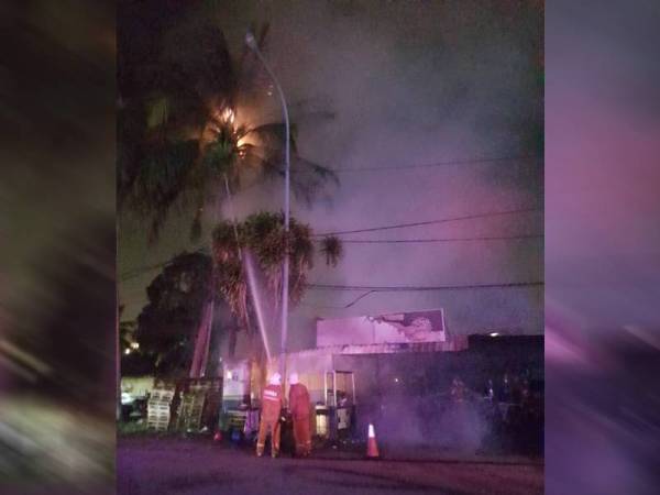 Anggota bomba sedang memadam api di kedai Char Keau Tiaw Kaki Lima malam tadi.