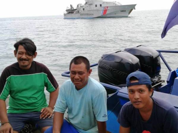 Tiga nelayan diselamatkan APMM dan PPM selepas bot yang dinaiki rosak dan bocor di selatan Sungai Rengit, Kota Tinggi, Johor semalam.