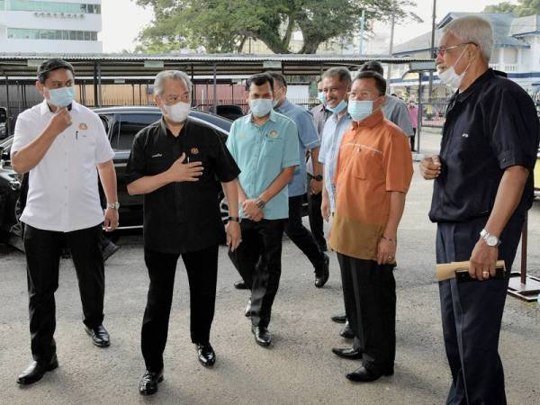 Muhyiddin (dua dari kiri) yang juga Ahli Parlimen Pagoh menghadiri Perjumpaan Bersama Wakil Peniaga dan Industri Daerah Muar di Pejabat Daerah Muar hari ini. - Foto Bernama