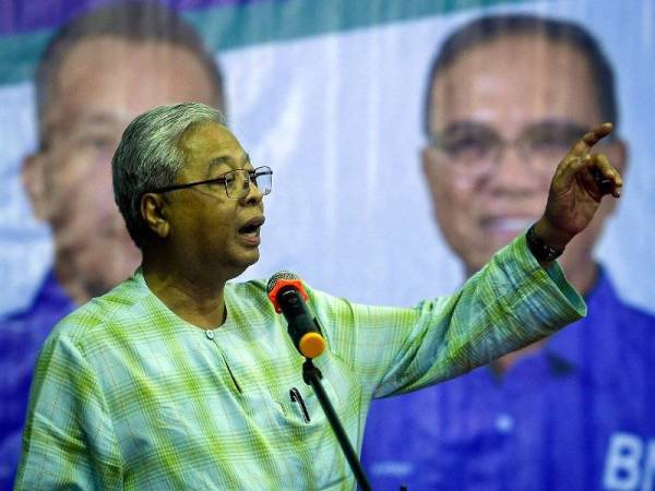 Ismail Sabri ketika berucap pada majlis pemimpin bersama masyarakat di Pusat Bandar Dara Felda Chini malam tadi. Foto: Bernama