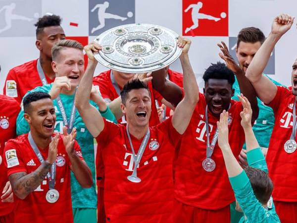 Lewandowski menjulang perisai Bundesliga bagi kejuaraan kali kelapan berturut-turut buat Bayern Munich. - Foto 90min