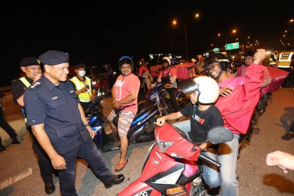 Polis dan JPJ melaksanakan Op Samseng Jalanan dan Op Mabuk di sekitar daerah Kajang malam tadi.