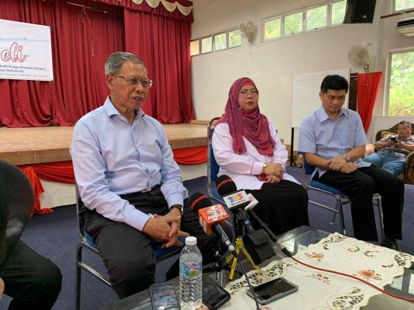 Mustapa (kiri) semasa sidang akhbar di Pondok Moden, Bukit Bunga di sini hari ini.