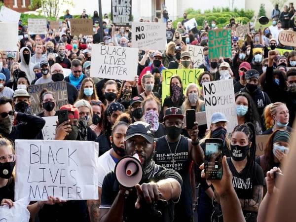 Orang ramai mula berkumpul di hadapan Dewan Bandaraya Louisville bagi menuntut keadilan terhadap kematian Breonna Taylor dan George Floyd yang maut di tangan polis.