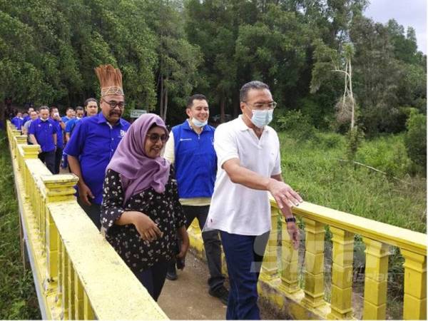 Hishammuddin mengambil peluang meninjau pemandangan Tasik Chini di jeti Kampung Gumum sempena Program Ramah Mesra Bersama Masyarakat Orang Asli Kampung Gumum hari ini.