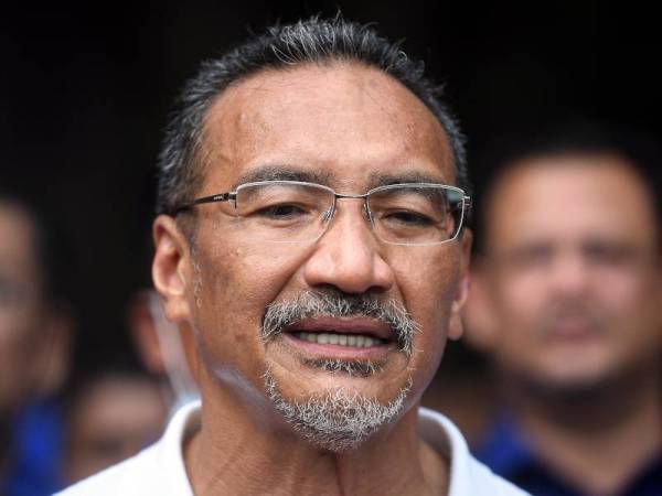 Hishammuddin menjawab pertanyaan media selepas meninjau jeti Tasik Chini di Kampung Gumum hari ini. - Foto Bernama