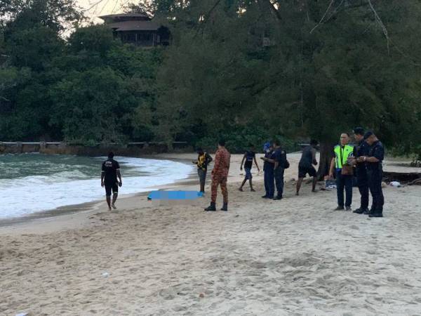 Mangsa pertama ditemui terapung manakala rakannya masih hilang selepas mandi di Pantai Teluk Batik. - Foto pembaca