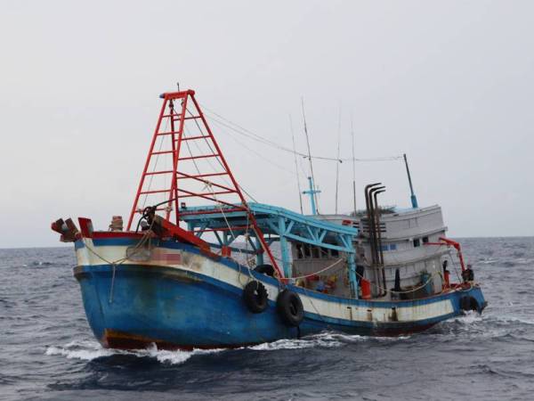 Dua bot 'hantu' milik nelayan Vietnam ditahan APMM semalam. Foto: Ihsan APMM Terengganu