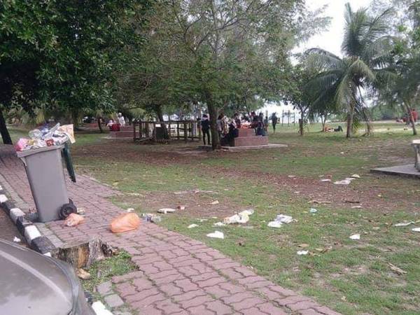 Gambar keadaan persekitaran pantai Port Dickson yang kotor dengan sampah dikongsi oleh Aminuddin di laman Facebook rasminya.