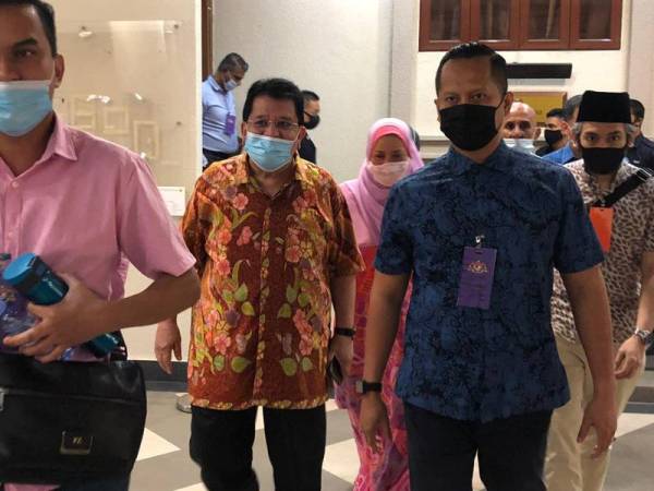 Tengku Adnan hadir di Mahkamah Tinggi Kuala Lumpur bagi menghadiri prosiding kes rasuah terhadapnya membabitkan jumlah RM2 juta.