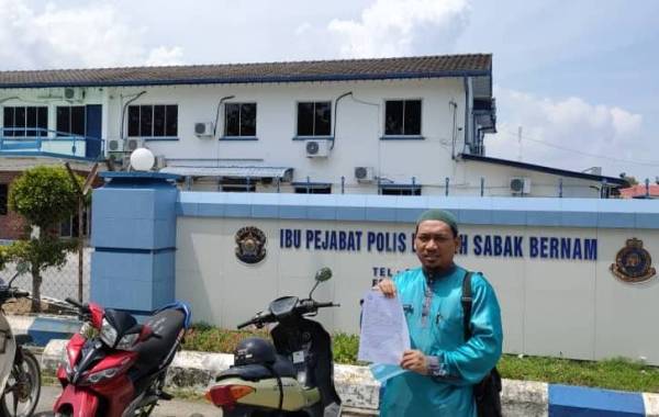 Mohd Razali menunjukkan salinan laporan polis dibuatnya di IPD Sabak Bernam di sini hari ini. 