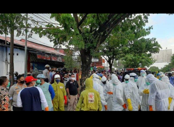 Ratusan penduduk 'mencuri' jenazah pesakit wabak Covid-19 meskipun dihalang polis. - Foto: Tribunnews