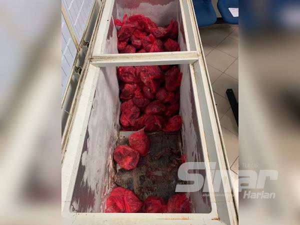 Daging lembu yang dirampas dipercayai untuk dijual selepas menahan lapan lelaki terlibat mencuri lembu dengan menggunakan senapang patah di beberapa daerah di Johor.