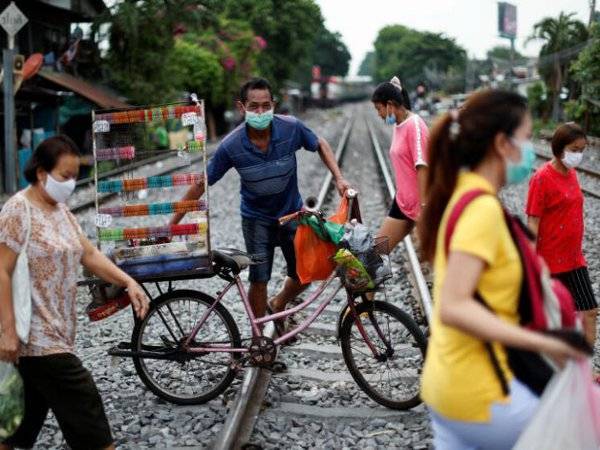 Kelonggaran sekatan pergerakan membabitkan aktiviti perniagaan fasa kelima dilaksanakan bertujuan membantu golongan miskin dan penganggur. - Foto Reuters