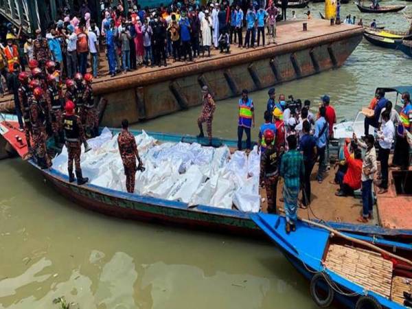 Pasukan penyelamat membawa mayat mangsa ke terminal feri Sadarghat di Dhaka. - Foto AFP