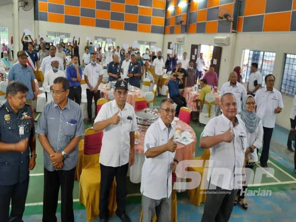 Ismail (tengah) bersama 31 pemohon RMR pada Majlis Jom Raikan RMR 2020 bersama peserta Rumah Mesra Rakyat (RMR) di Kampung Baru Salong, Chini hari ini.