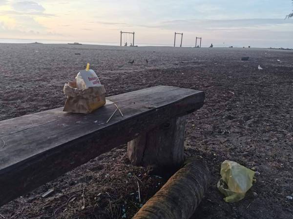 Antara bekas makanan yang dibiarkan dan tidak dibuang di tong sampah yang disediakan di Pantai Batu Buruk, di sini.