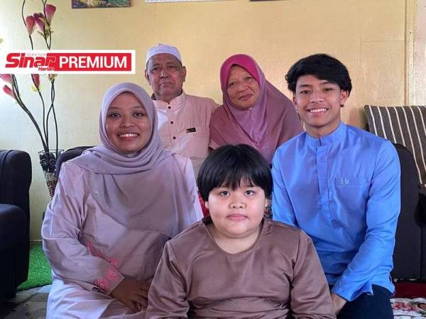 Luqman bersama kedua ibu bapanya serta kakak dan anak saudaranya ketika pulang ke kampung halamannya di Kota Bharu baru-baru ini. -Foto: Koleksi gambar ibu Luqman