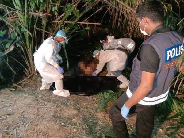 Pasukan Forensik dan Patologi menjalankan pemeriksaan terhadap mayat wanita di Bidor semalam. - Foto PDRM