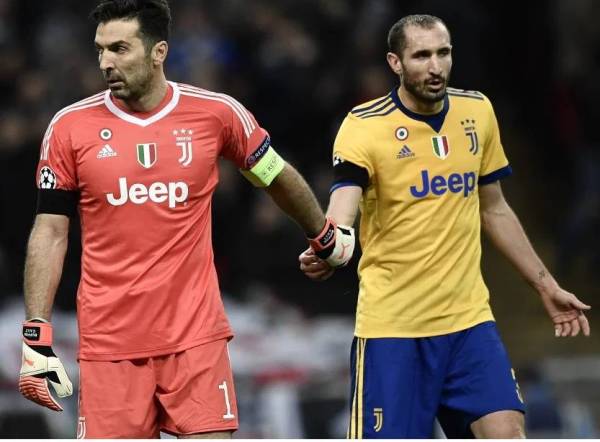 Buffon (kiri) dan Chiellini mahu terus beraksi dalam Serie A