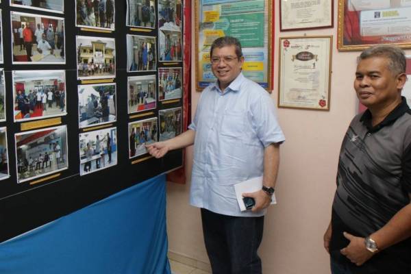 Saifuddin melawat pusat media di Kampung Salong hari ini.