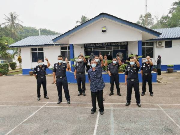 Muhamad Muhaidin (depan) menjadi individu pertama mengundi dalam suasana normal baharu pada PRK DUN Chini hari ini. 