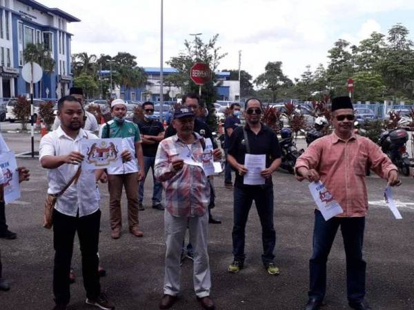 Lebih 50 pemimpin dan wakil daripada Pemuda UMNO, Pas, MCA, MIC serta tiga NGO di Pasir Gudang membuat laporan di IPD Seri Alam, Pasir Gudang, hari ini menuntut supaya tindakan tegas diambil terhadap penulis buku Rebirth: Reformasi, Resistance, And Hope In New Malaysia.