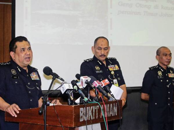 Pengarah Jabatan Siasatan Jenayah (JSJ) Bukit Aman, Datuk Huzir Mohamed pada sidang media di Bukit Aman hari ini. - Foto Bernama