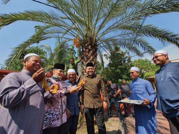 Mansor (dua dari kiri) meninjau persekitaran kawasan Yayasan An-Nahdhoh hari ini.