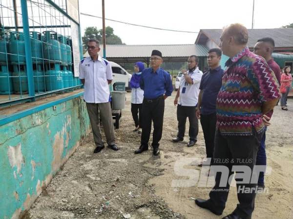 Rosol meninjau sebuah pusat pengedar gas di Chini pada Program Walkabout bersama Pemborong Gas di Felda Chini 5 petang semalam.