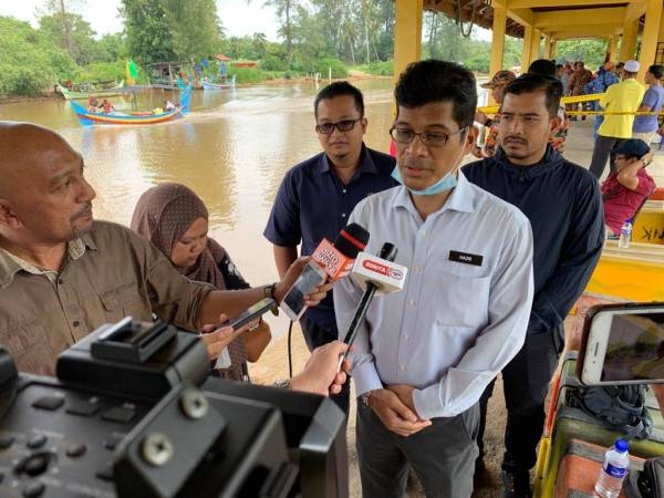 Nazri ditemui media di Jeti Pemasaran Ikan di Kuala Kemasin.