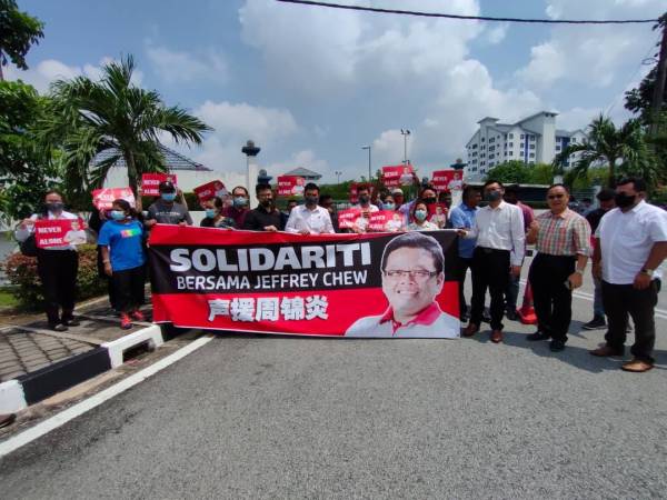 Penyokong Jeffery Chew berkumpul di luar pekarangan Lokap Berpusat Bayan Baru di Georgetown bagi menyatakan solidariti kepada bekas Pengerusi Suruhanjaya Pelabuhan Pulau Pinang itu.