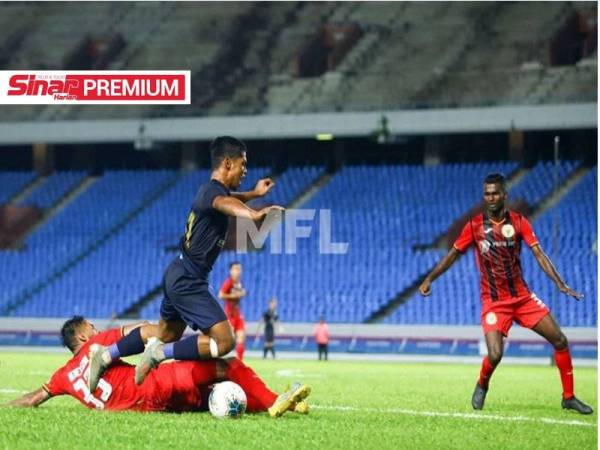 Aksi Veenod (kanan) bersama Sarawak United sebelum saingan Liga-M ditangguhkan akibat pandemik Covid-19 pada Mac lalu. 