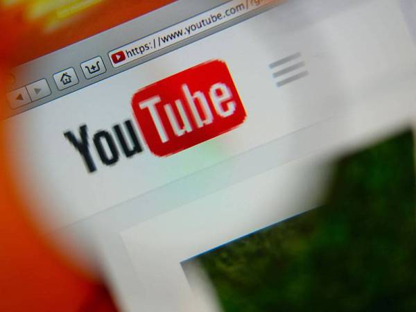 YouTube antara laman web yang paling popular dan mudah untuk menjana wang kerana sesiapa sahaja dibenarkan untuk memuat naik, menonton, menilai, berkongsi dan memberi komen kepada pelbagai genre kandungan video yang dihasilkan. - Foto 123RF