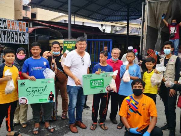 Uncle Kentang mengagihkan 5,000 ekor ayam percuma di 15 lokasi sekitar Puchong dan Cheras semalam.