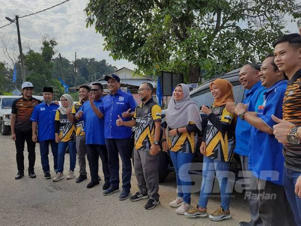 Reezal Merican (enam dari kanan) bersama atlet dan pengundi di DUN Chini selepas sesi sarapan pagi bersama pemimpin belia tempatan di Kampung Paloh Hinai hari ini.